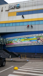 ГК Клининг Премиум. Помывка фасада и остекления альпинистами